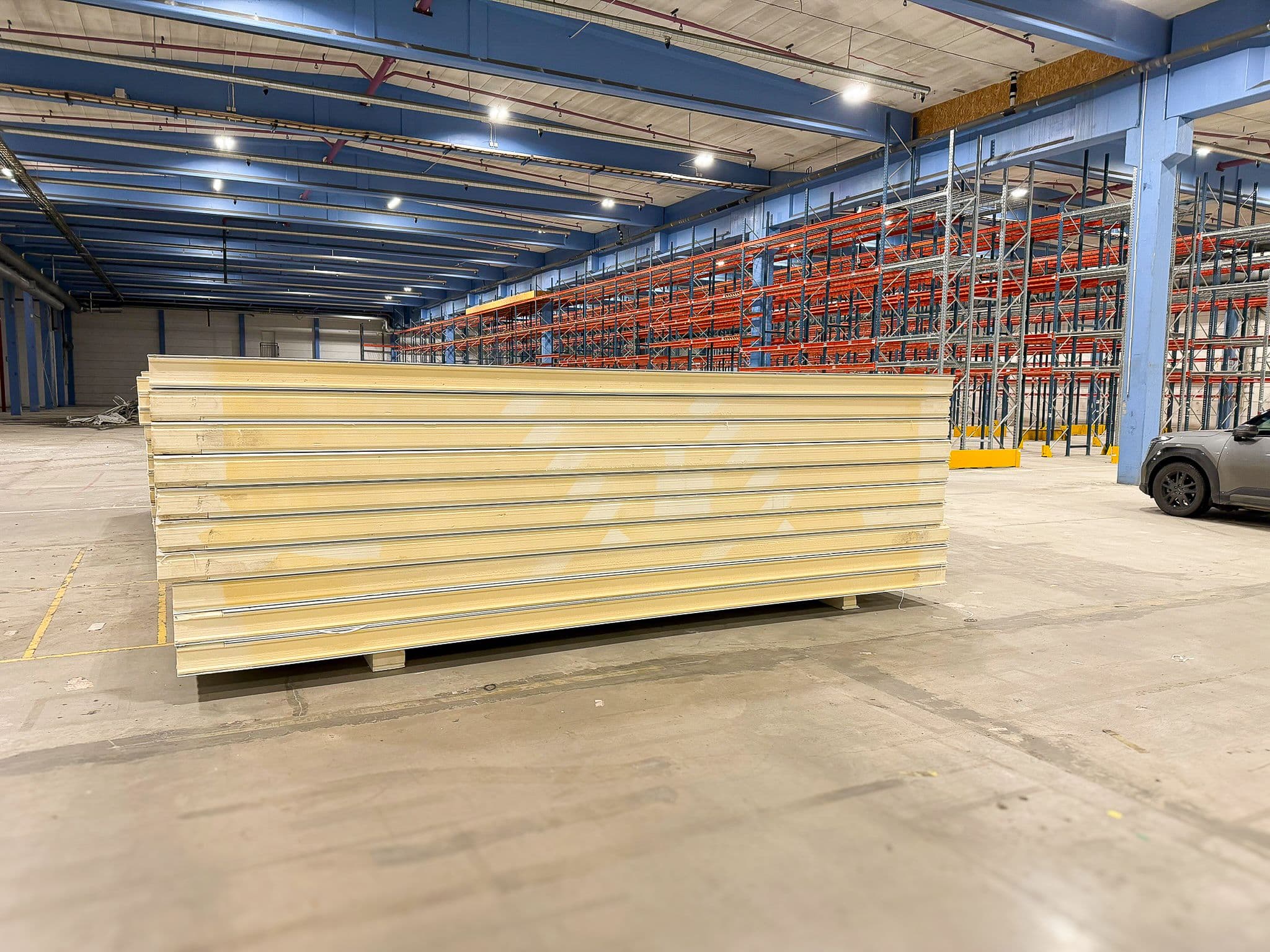 Demonterade väggar för återbruk i industrilokal