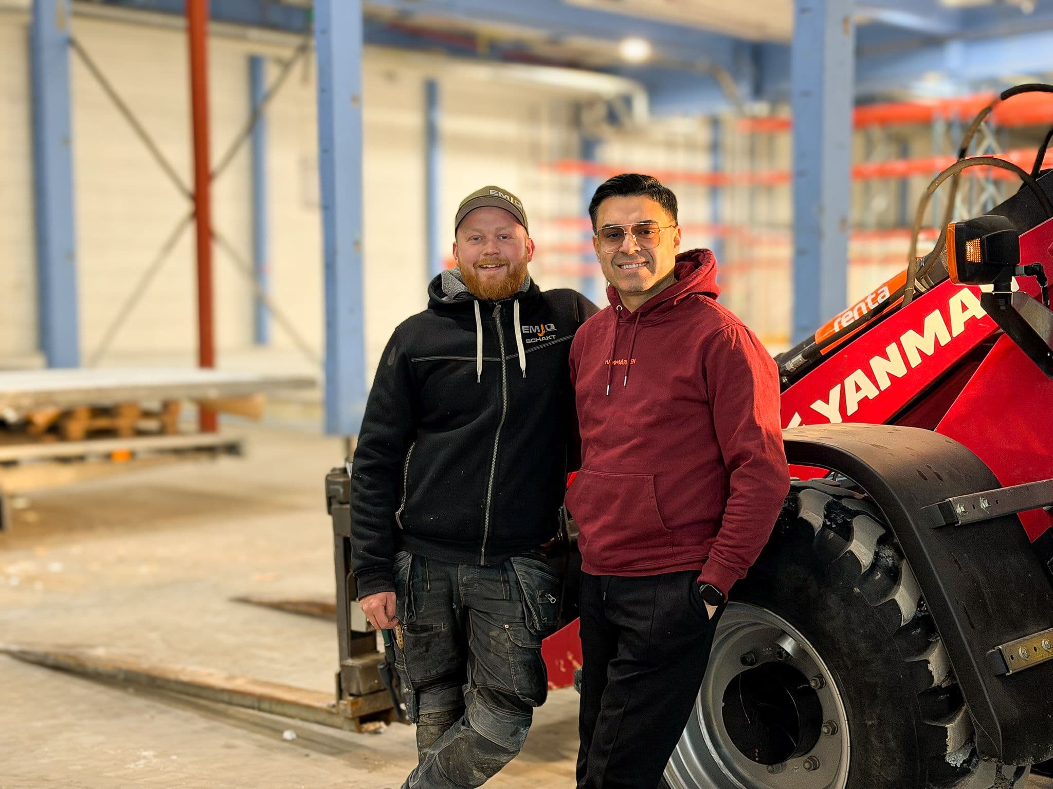 Två glada personer som utfört ett lyckat återbruksprojekt.